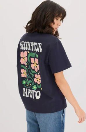 hessnatur Damen NAITO × HESSNATUR Print T-Shirt Oversize aus Bio-Baumwolle - blau - Größe 46