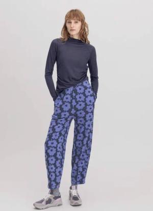 hessnatur Loungewear Fleece Hose Flower Relaxed ACTIVE LIGHT aus Bio-Baumwolle - blau - Größe 36