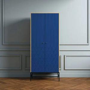andas Drehtürenschrank, Fräsungen in den Fronten, goldene Griffe