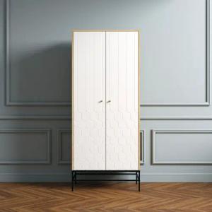andas Drehtürenschrank, Fräsungen in den Fronten, goldene Griffe