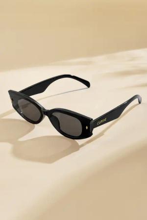 Schwarze Sonnenbrille in asymmetrischer Form
