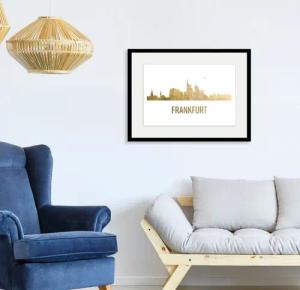 queence Bild "Frankfurt Skyline GOLD", Städte-Stadt-Deutschland-Kirche-Gebäude-Schriftzug-Frankfurt am Main, (1 St.), HD Premium Poster-Druck inkl. Holzrahmen