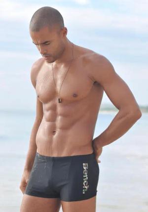 Bench. Boxer-Badehose mit coolem Logo in