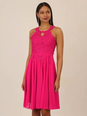 Apart Cocktailkleid aus einer Plastischen Spitze