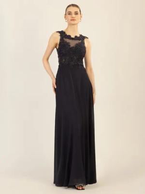 Apart Abendkleid im Materialmix aus bestickter