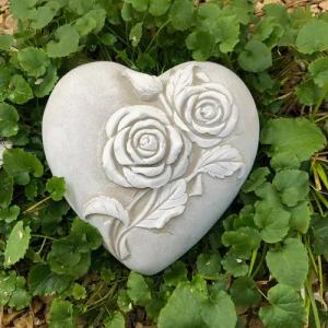 Radami Gartenfigur Grabherz Rosen Gedenkstein Grabschmuck