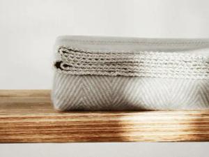 Wolldecke leichte Kuscheldecke FINN aus 100%