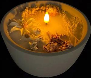 Online-Fuchs LED-Kerze aus Echtwachs mit Trockenblumen
