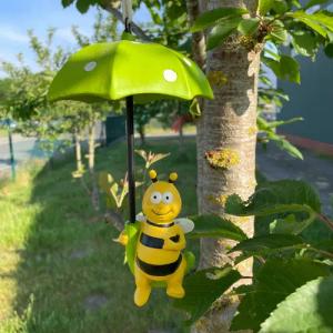 Online-Fuchs Gartenfigur Biene mit Schirm zum