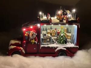 e4fun Dekofigur Weihnachtsdorf: Weihnachtsmann im LKW