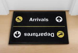 Close Up Fußmatte Arrivals/Departures Fußmatte