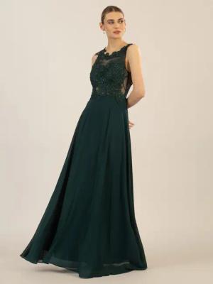Apart Abendkleid im Materialmix aus bestickter