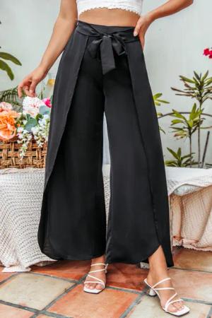Schwarze Hose mit Bindegürtel