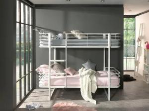Vipack Etagenbett "Oscar, Metallbett mit 2 Liegeflächen 90/200, stabil und standfest", (B/H/T ca. 205x166x99cm, pulverbeschichtet wahlweise in 2 Farben), mit Metallrost, Absturzschutz, Leiter, gerundete Kopf- und Fußteile