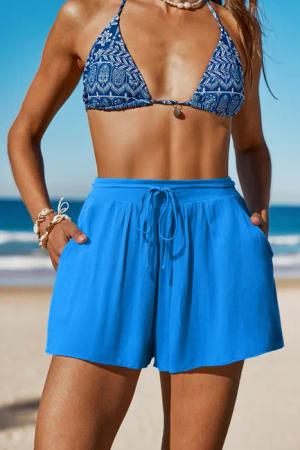 Blaue Shorts mit Bindegürtel