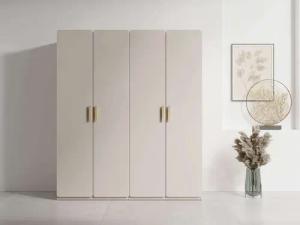 Home affaire Kleiderschrank "CLAREI mit 2 Einlegeböden, 2 Kleiderstangen, Maße B/H/T 179/210/60,5cm", Garderobe mit 4 Drehtüren und goldenen Kunststoffgriffen