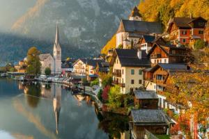 Papermoon Fototapete "HALLSATT-ALPEN DORF SALZKAMMERGUT SEE SALZ"