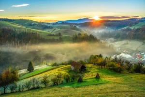 Papermoon Fototapete "PANORAMA-LANDSCHAFT DORF WIESE NEBEL GEBIRGE SONNE WALD"