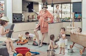 Papermoon Fototapete "NOSTALGIE-BEGRIFFSBILD MUTTER SPIELENDE KINDER KÜCHE"