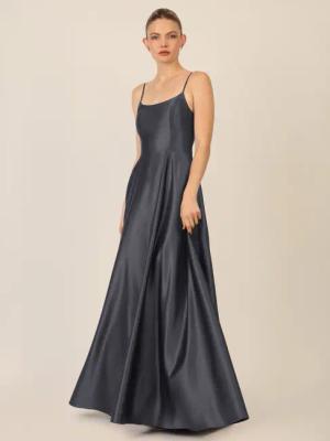 Apart Abendkleid aus Satin mit Spaghettiträgern