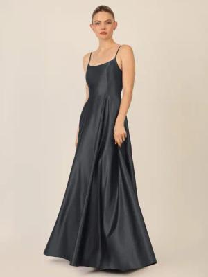 Apart Abendkleid aus Satin mit Spaghettiträgern