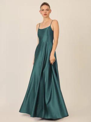 Apart Abendkleid aus Satin mit Spaghettiträgern