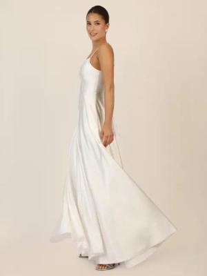Apart Abendkleid aus Satin mit Spaghettiträgern
