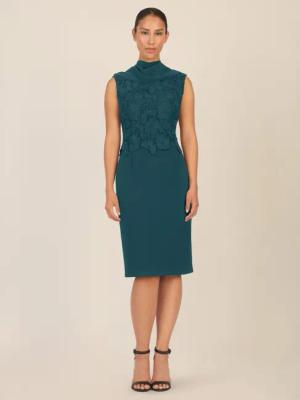 Apart Abendkleid in Lagenoptik mit Spitzenborte