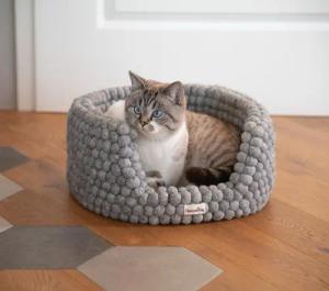 naturling Katzenliege Katzenbett aus bunten Filzkugeln,
