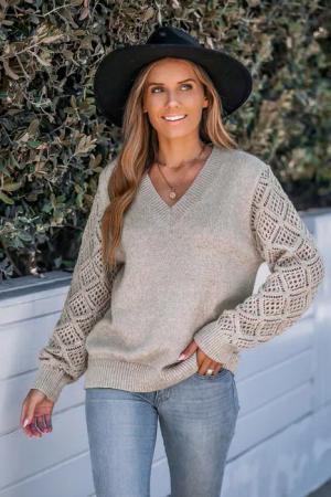 Khakifarbener Pullover mit V-Ausschnitt und Häkelärmeln