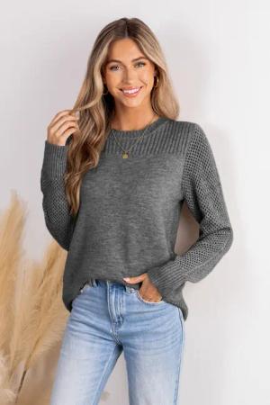 Grauer Rippenstrickpullover mit Rundhalsausschnitt