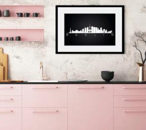 queence Bild "Berlin Sehenswürdigkeiten", Städte-Stadt-Deutschland-Berlin-Gebäude, (1 St.), HD Premium Poster-Druck inkl. Holzrahmen