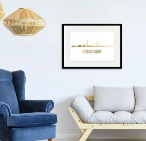 queence Bild "Düsseldorf Skyline GOLD", Städte-Stadt-Deutschland-Kirche-Gebäude-Schriftzug-Düsseldorf, (1 St.), HD Premium Poster-Druck inkl. Holzrahmen