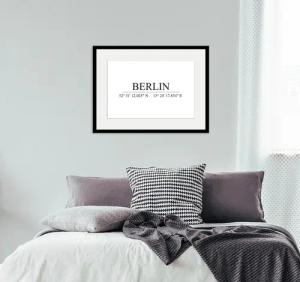queence Bild "BERLIN", Städte-Stadt-Berlin-Schwarz-Weiß-Deutschland, (1 St.), HD Premium Poster-Druck inkl. Holzrahmen