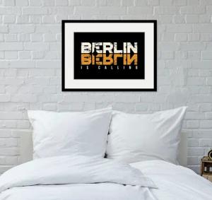 queence Bild "BERLIN IS CALLING", Städte-Stadt-Deutschland-Gebäude-Schriftzug-Berlin, (1 St.), HD Premium Poster-Druck inkl. Holzrahmen