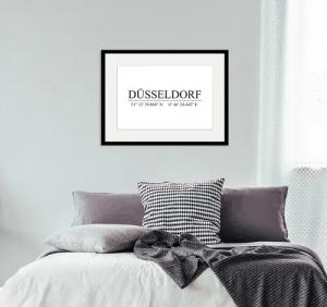 queence Bild "DÜSSELDORF", Städte-Stadt-Düsseldorf-Schwarz-Weiß, (1 St.), HD Premium Poster-Druck inkl. Holzrahmen
