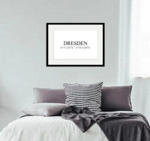 queence Bild "DRESDEN", Städte-Stadt-Deutschland-Gebäude-Dresden-Schwarz-Weiß, (1 St.), HD Premium Poster-Druck inkl. Holzrahmen
