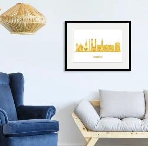 queence Bild "Munich Goldstadt", Städte-Stadt-Deutschland-Gebäude-Schriftzug-Kirche-München, (1 St.), HD Premium Poster-Druck inkl. Holzrahmen