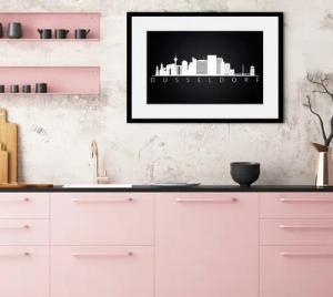 queence Bild "Düsseldorf Sehenswürdigkeiten", Städte-Stadt-Deutschland-Gebäude-Schriftzug-Düsseldorf-Schwarz-Weiß, (1 St.), HD Premium Poster-Druck inkl. Holzrahmen
