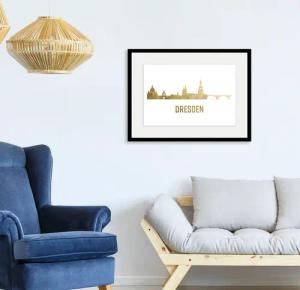 queence Bild "Dresden Skyline GOLD", Städte-Schriftzug-Deutschland-Stadt-Dresden, (1 St.), HD Premium Poster-Druck inkl. Holzrahmen