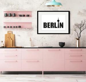 queence Bild "Berlin Tower", Städte-Stadt-Deutschland-Schwarz-Weiß-Schriftzug-Berlin, (1 St.), HD Premium Poster-Druck inkl. Holzrahmen