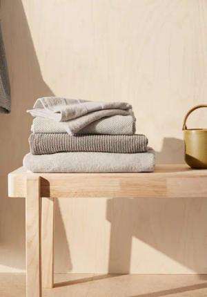 hessnatur Frottier Handtuch Rippstruktur aus Bio-Baumwolle - beige - Größe 100x180 cm