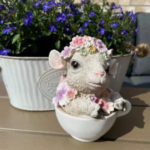 Online-Fuchs Gartenfigur süßes Lamm mit Blumen