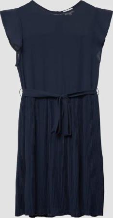 Kurzes Chiffonkleid mit Volantärmeln und Bindegürtel