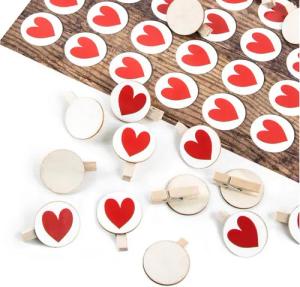 Logbuch-Verlag Dekofigur 70 Holzklammern + Herz Aufkleber rot weiß Gastgeschenk Give-Away