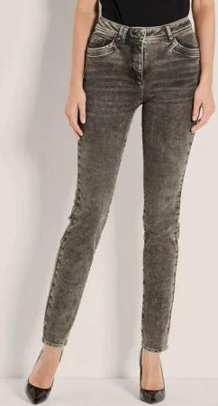 MADELEINE Gerade Jeans Kurzgröße: Schmale Jeans mit Used-Waschung Schlanker Stretch-Denim mit Nieten und Formbund