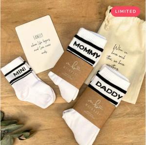 MeinBaby123® Tennissocken Geschenkset Schwangerschaft, Geschenk zur Geburt & Baby Shower (Set, 3er Socken Set inkl. Baumwollsäckchen und Karte) Geschenk frischgebackene Eltern,  Familiensocken Mama Papa Baby
