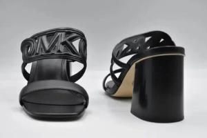 Michael Kors Slipper & Pantoletten - Block Heel Mules With Signature Detail And Fit - Gr. 7_5 - in Schwarz - für Damen