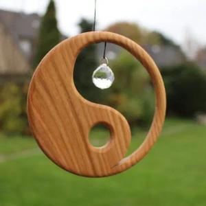 Mitienda Shop Fensterdeko aus Holz | Yin Yang mit Kristall