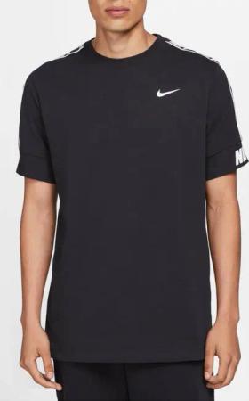 Nike Herren Repeat T Shirt in Schwarz / Weiß